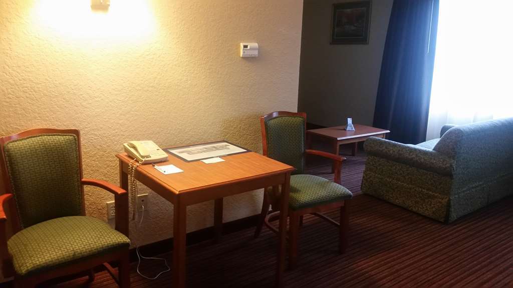 Best Western Plus Strawberry Inn & Suites Knoxville Quarto foto